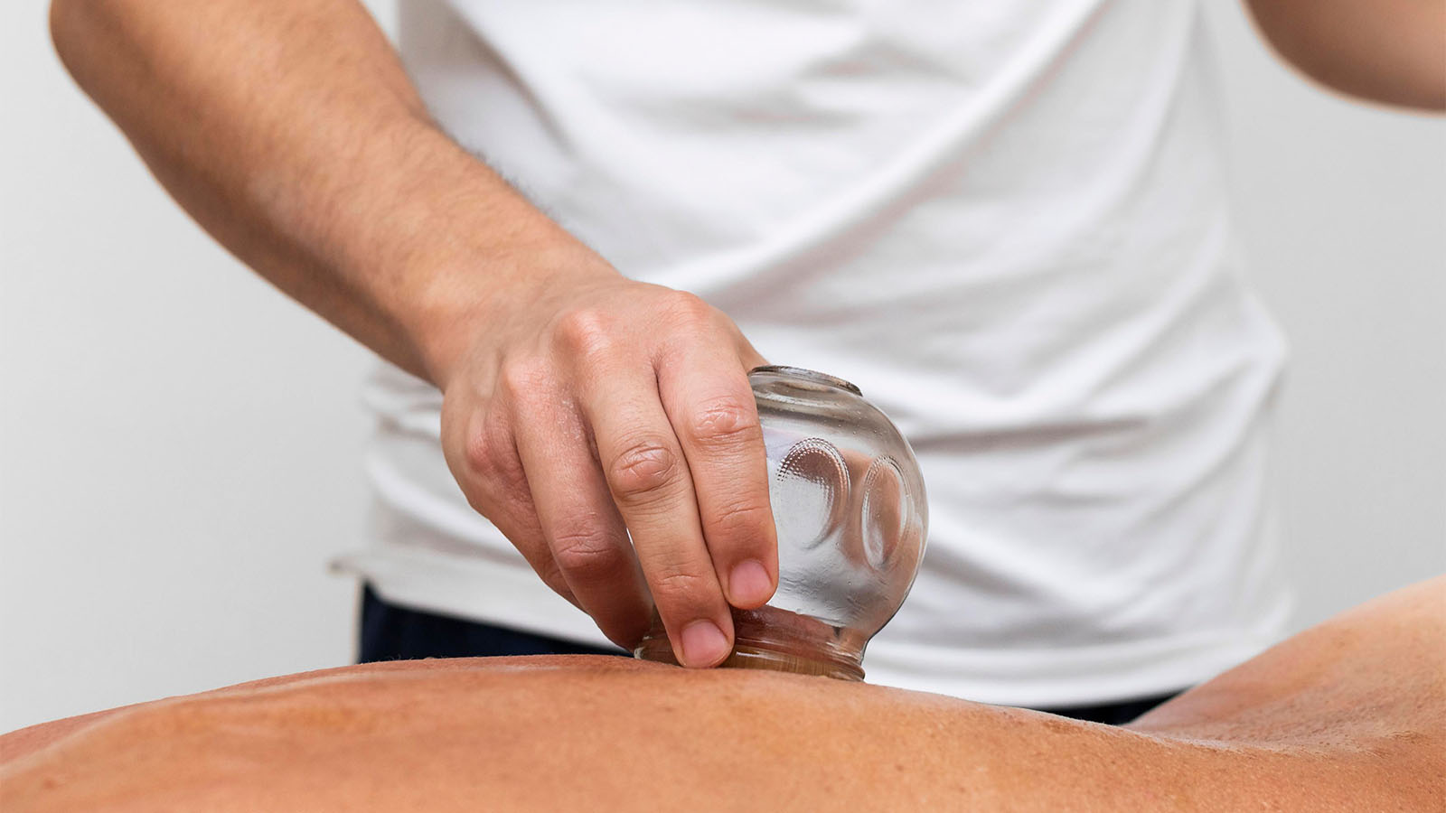 Cupping Bindweefsel massage voor mannen bij Bodyland Rotterdam
